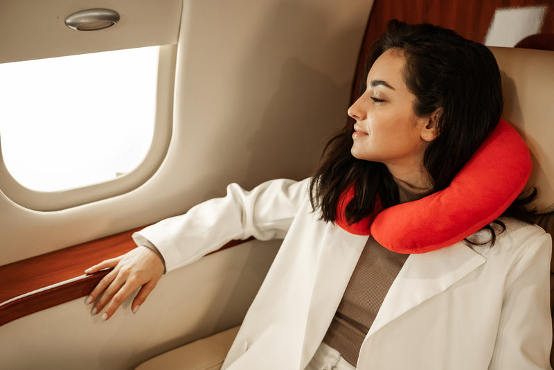 "5 astuces pour voyager confortablement en avion et en bus pendant de longues heures.