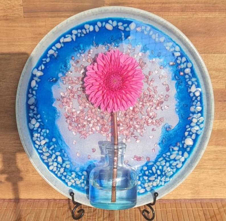 Pièce Unique : Assiette en Résine Faite Main avec Vase Intégré