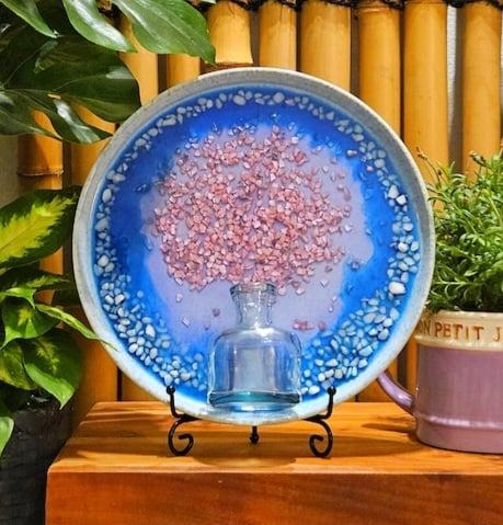 Pièce Unique : Assiette en Résine Faite Main avec Vase Intégré