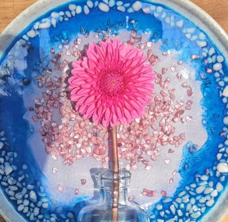 Pièce Unique : Assiette en Résine Faite Main avec Vase Intégré